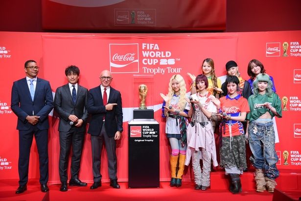 【写真を見る】「コカ･コーラ FIFA ワールドカップ トロフィーツアー」お披露目イベントの様子 撮影：ソムタム田井