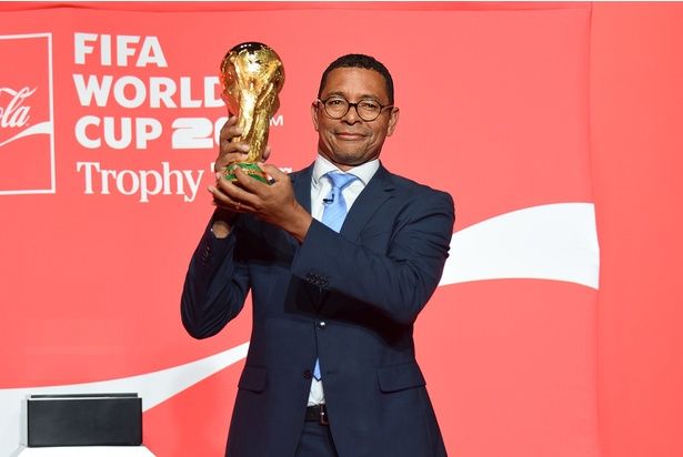 オリジナルトロフィーを掲げるジウベルト・シウバさん 撮影：ソムタム田井