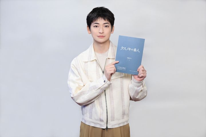 映画『クスノキの番人』で主人公・直井玲斗の声優を務める高橋文哉 （C）東野圭吾／アニメ「クスノキの番人」製作委員会 width=