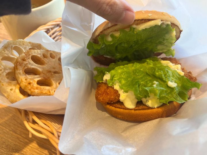 フレッシュネスバーガーのサーモンバーガー中身