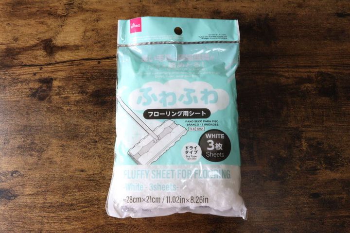 ダイソーのふわふわフローリング用シート 白 3枚のパッケージ