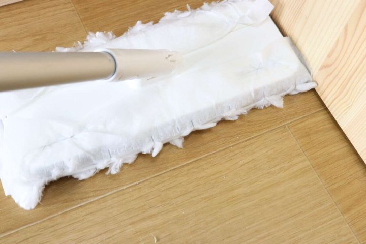 ダイソーのふわふわフローリング用シートは壁際や隅のゴミを取り除きやすい