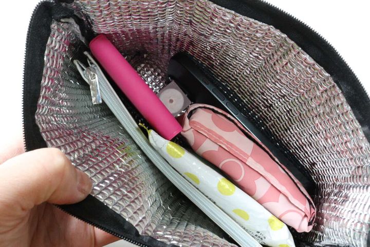 ダイソーのポケット付ショルダーバッグ（内側アルミシート付、ブラック）に持ち物を入れる