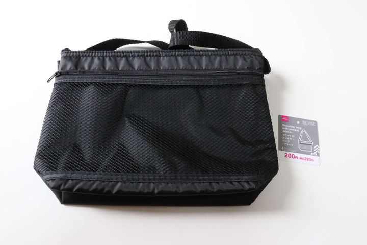 ダイソーのポケット付ショルダーバッグ（内側アルミシート付、ブラック）のパッケージ