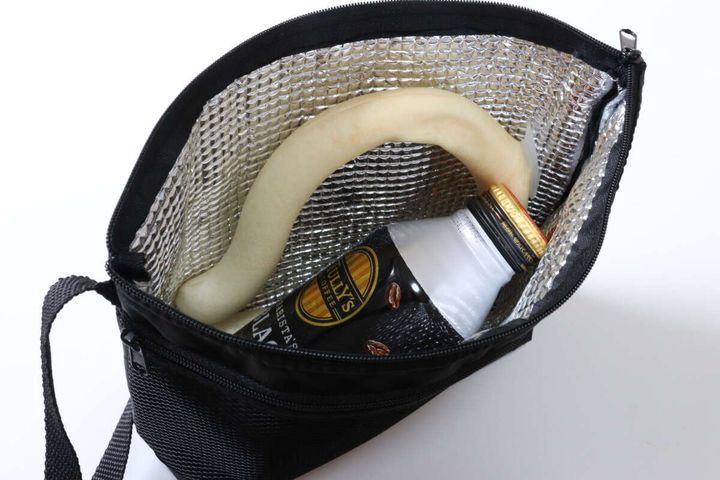 ダイソーのポケット付ショルダーバッグ（内側アルミシート付、ブラック）に飲み物とクールネックリングを入れる