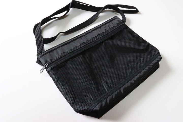 ダイソーのポケット付ショルダーバッグ（内側アルミシート付、ブラック）のビジュアル