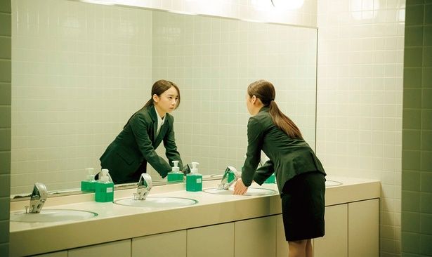 「恋愛禁止ルール」を破ったという理由で所属事務所から訴えられる真衣 [c]2025「恋愛裁判」製作委員会