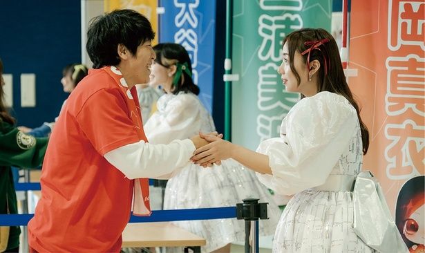 【写真を見る】元日向坂46の齊藤京子だからこそ生まれる、パフォーマンスや握手会のシーンの説得力！ [c]2025「恋愛裁判」製作委員会