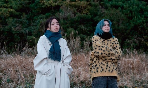 真衣と梨紗の関係性が尊い [c]2025「恋愛裁判」製作委員会