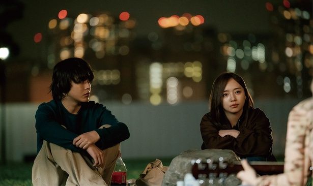 中学時代の同級生、間山敬と再会し、いつしか恋に落ちる真衣 [c]2025「恋愛裁判」製作委員会