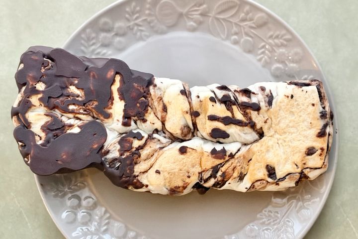 もちっと甘くておいしい！【ファミマ】の新作チョコパンを食べてみた