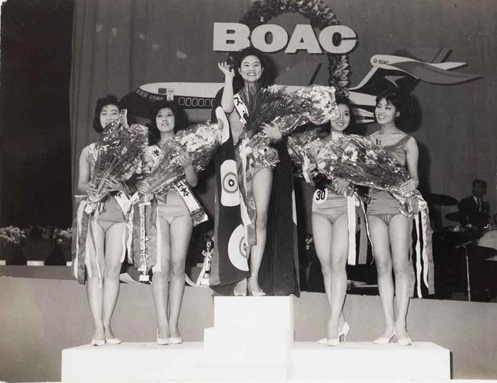 19歳のとき、ミス・インターナショナル日本代表に選ばれた、写真中央が谷さん。「体型はこのころとほぼ変わりません」