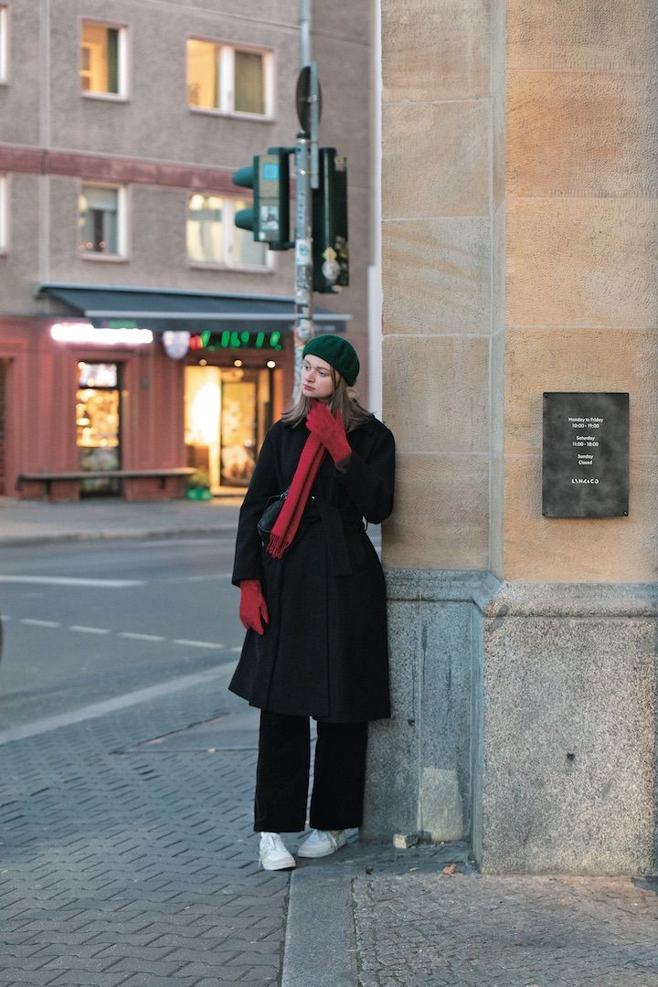 ブラックベースの冬コーデはカラフルな小物でアクセントをプラスして【番外編：ベルリン】