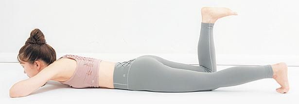 ヒップアップトレーニング〈左右10回ずつ〉 （C）erica／KADOKAWA