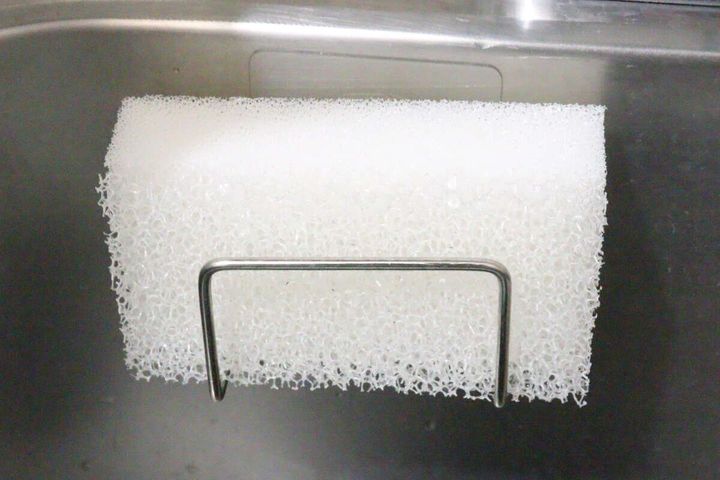 ダイソーの速乾キッチンスポンジは水切れが素早い