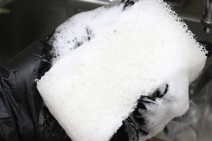 ダイソーの速乾キッチンスポンジは泡立ちが良い