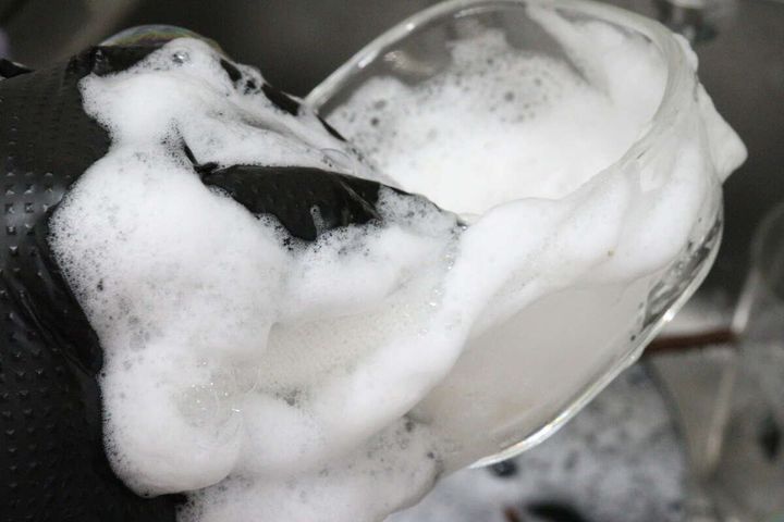 ダイソーの速乾キッチンスポンジは繊細な食器に対応できる