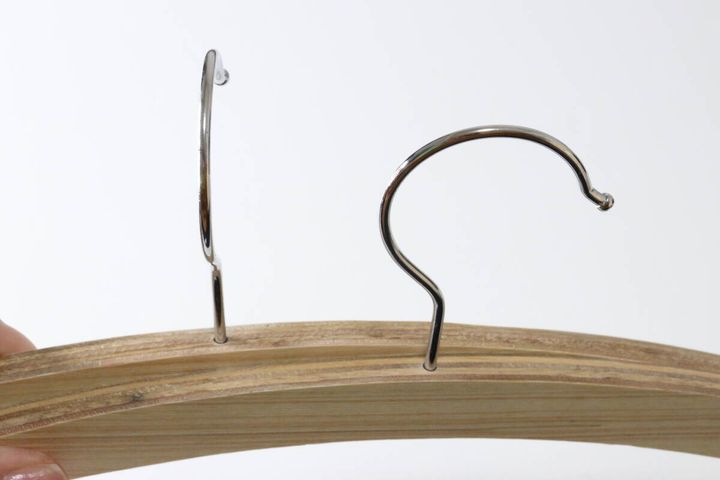 ダイソーのアーチ型木製ハンガーはフックが回転する