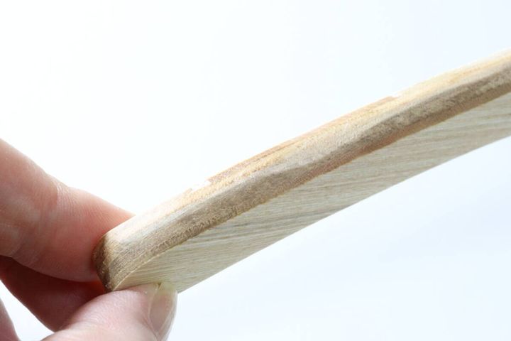 ダイソーのアーチ型木製ハンガーは表面がなめらか