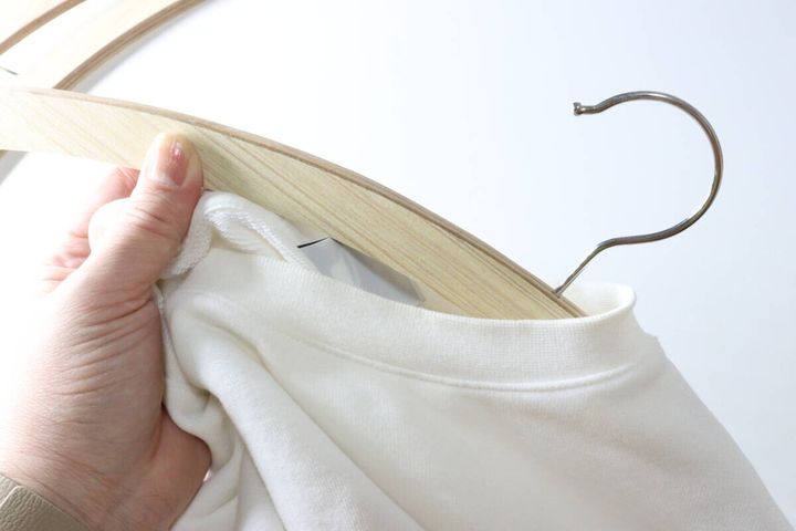 ダイソーのアーチ型木製ハンガーは襟元から差し込みやすい