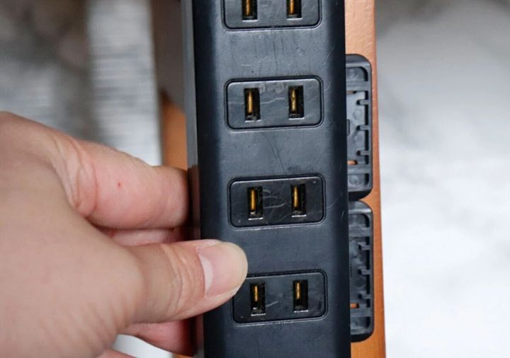 ダイソー 電源タップ固定器（黒） 使用例