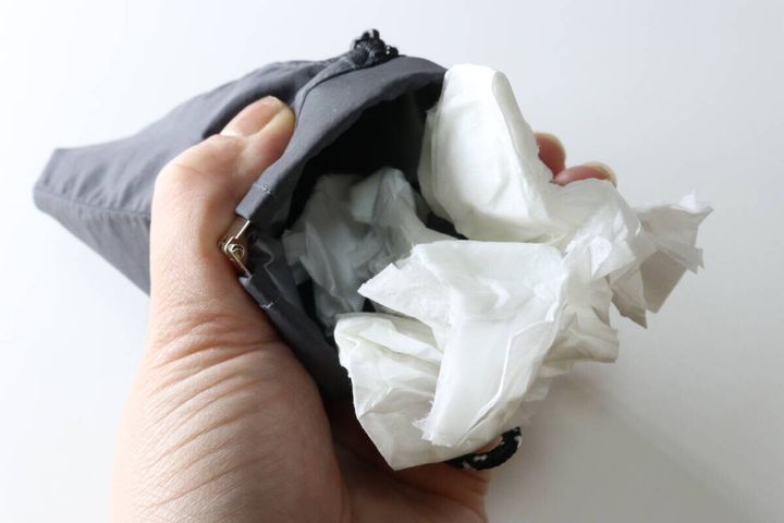 ダイソーのポケットティッシュも入るユーティリティバネ口ポーチをゴミ箱代わりにする