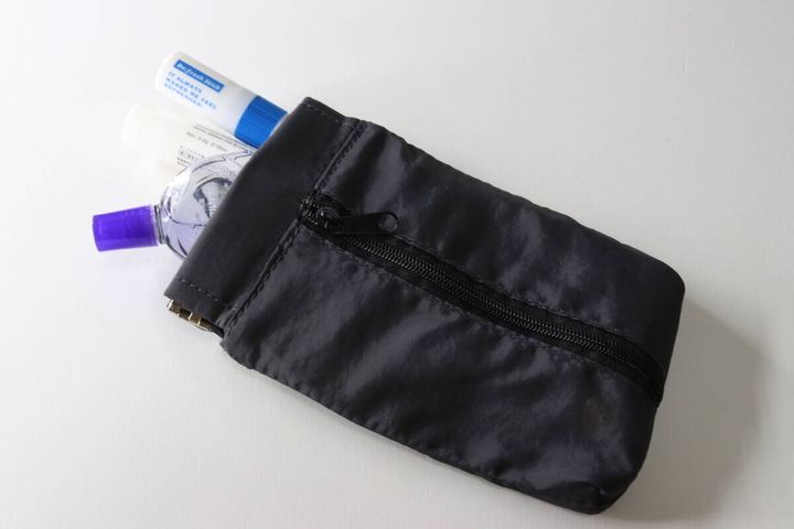 ダイソーのポケットティッシュも入るユーティリティバネ口ポーチに小物を収納する