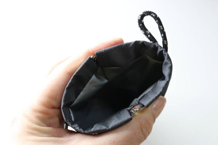 ダイソーのポケットティッシュも入るユーティリティバネ口ポーチの中身