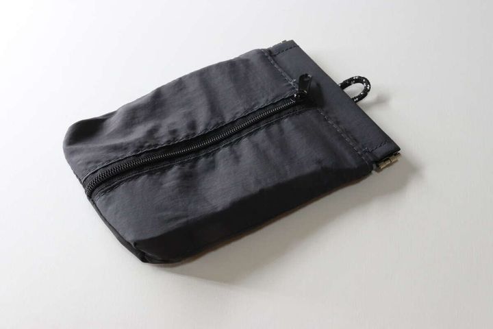 ダイソーのポケットティッシュも入るユーティリティバネ口ポーチのビジュアル