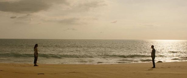 出張のために乗り込んだ飛行機が墜落。目を覚ますと、そこは無人島だった！ [c]2026 20th Century Studios. All Rights Reserved.