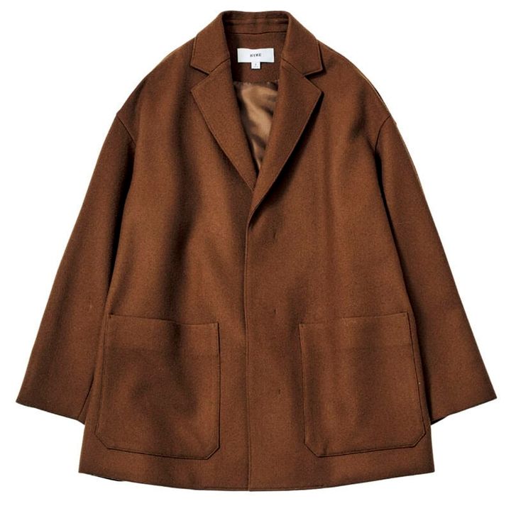 比翼仕立てのすっきりとしたシルエットが特徴のジャコット。ブラウンと細身のラペルがスタイリッシュで上級者の着こなしに。¥83,600（ハイク／ボウルズ）
