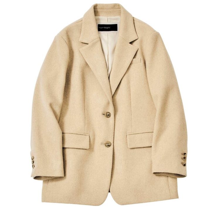 ボックス型のオーバーサイズは着こなしを選ばない汎用性の高さが魅力。¥38,500（ノーリーズソフィー／ノーリーズソフィーアトレ恵比寿店）