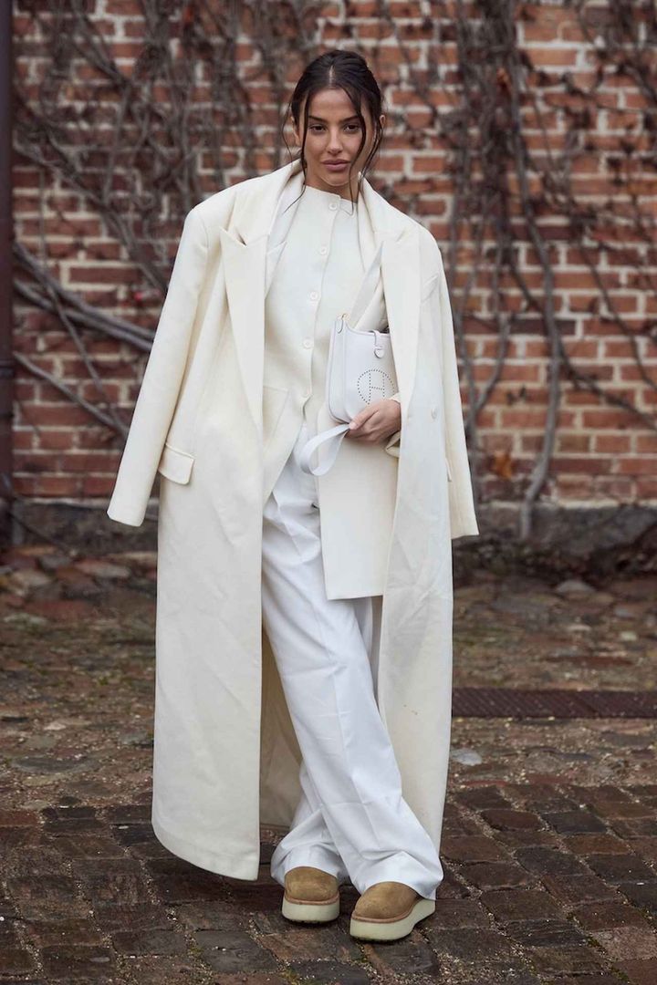 画像: 抜け感のある足元なら気張って見えない