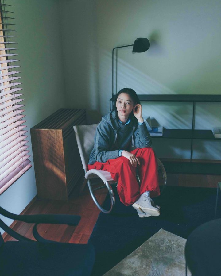 カジュアルな服こそ贅沢に。ウール素材で仕立てた上質スウェット【市川実和子さんが着る冬のスタンダード】