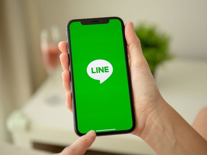 SNSでもしばしば話題となる「おばさんLINE」。あなたは当てはまっていないでしょうか。All About ニュース編集部が実施した「おばさんLINE」に関する調査から、30歳女性が「おばさん」と感じるLINEのアイコンや文面、絵文字のポイントについて紹介します。（サムネイル画像出典：DenPhotos / Shutterstock.com）