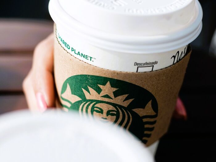 スタバで注文するとき、ドリンク名を言うのは