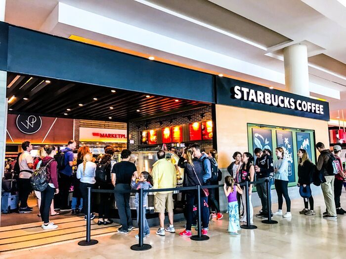 スタバで注文するとき、ドリンク名を言うのは