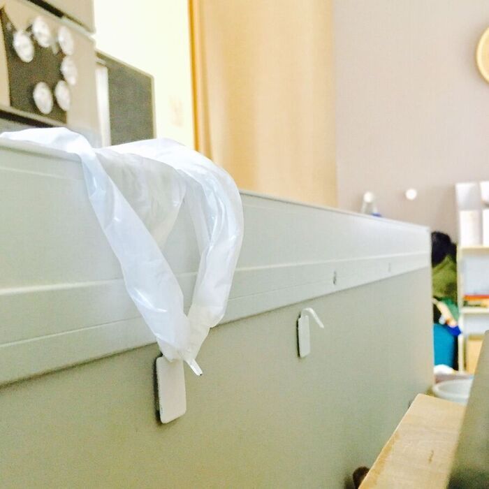 キッチンのゴミ事情に〈100均ミニフック〉が超便利！「まさに逆転の発想」「イライラ解消！」