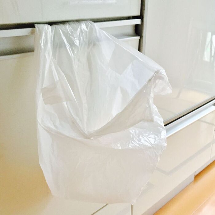 キッチンのゴミ事情に〈100均ミニフック〉が超便利！「まさに逆転の発想」「イライラ解消！」