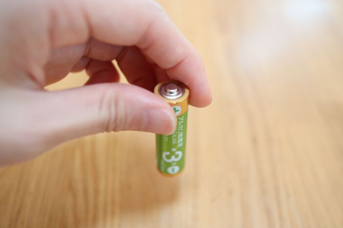 「この電池、まだ使える？」→3センチ上から落としてみて！残量が一発でわかる裏ワザ。