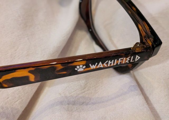 猫のダヤン ルーペメガネのテンプル部分 ロゴと肉球のプリント