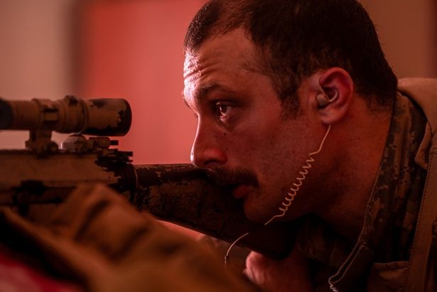 スナイパーによる華麗な狙撃…といったアクション映画的描写がないのが特徴的 [c] 2025 Real Time Situation LLC. All Rights Reserved.