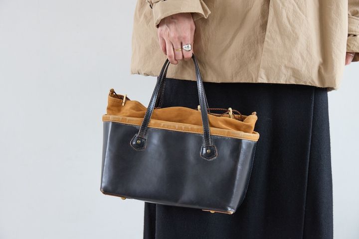 スエード切り替えがポイントのARTS&SCIENCEのバッグ