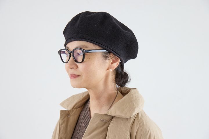 SCHAのベレー帽とayameの黒縁メガネで仕上げた、顔まわりの小物コーディネート
