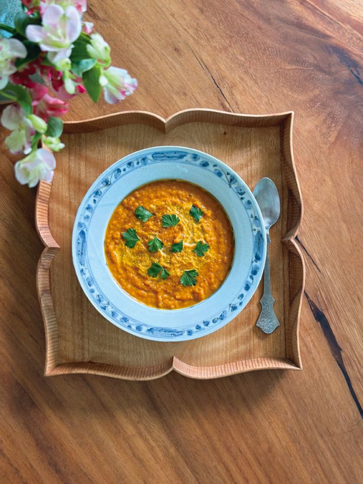 リサ家の「いつものごはん」に欠かせないのが、落合芝地（しばじ）さんのトレー。「コーディネートのまとめ役として秀逸！」写真提供／リサさん