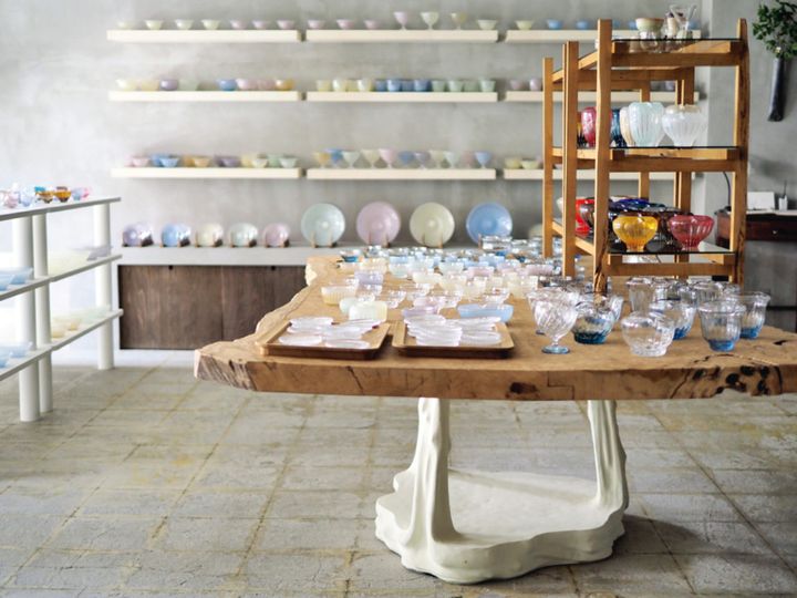 JR水道橋駅から歩いてすぐ。「約50坪とゆったり広い店内では人気作家や注目の若手作家の個展が開かれるほか、常に80人もの作家の陶器、ガラス、漆器などが並んで圧巻！もともと料理人であるご店主の器の見識、センスが素晴らしく、スタッフの方も気さくで親切。また梱包が完璧で飛行機に持ち込む際も安心なんです」