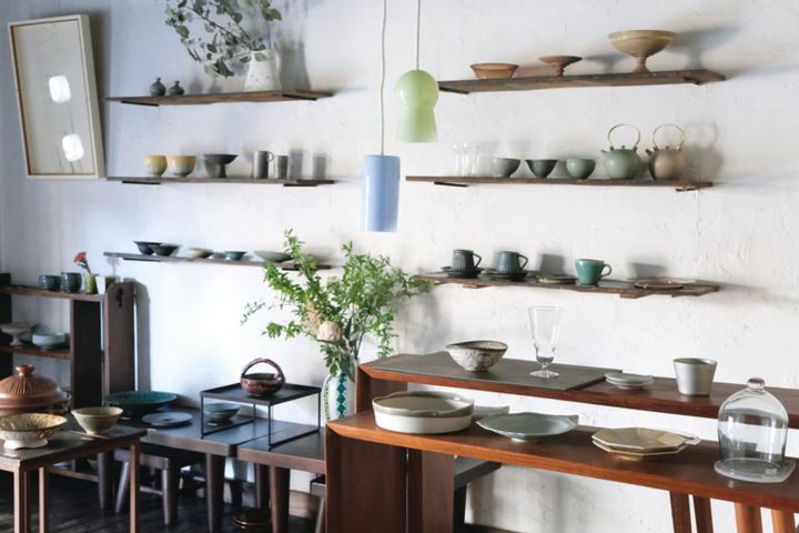 「お気に入りの器を使って、日々を楽しく」をコンセプトに約60人の作家の器を扱うお店。シンプルでコーディネートしやすいものから、食卓のアクセントになる個性的な器まで揃っています。「ご店主の目を通しているからか、店内の器同士はどれも相性がいい。10月に帰国した際もしっかり伺いました（笑）」