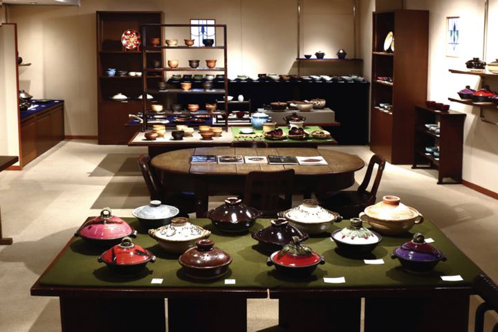 50年近い歴史を誇る器専門店。開店以来、400名にのぼる作家を紹介し、2階のギャラリーでは年20回ほど個展を開催しています。「絵付けのもので紹介した松本郁美さんの皿もこちらで買いました。WEBサイトも充実していて、遠方からでも購入できるのが嬉しい。買った器はマネージャーに預け、帰国のタイミングで受け取っています（笑）」
