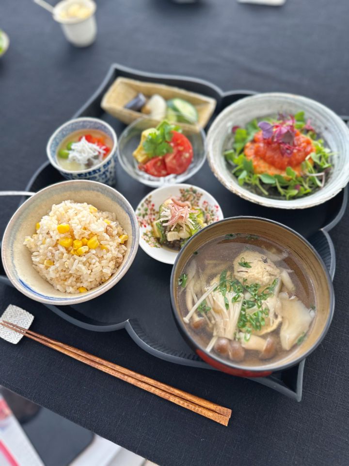 リサ家の「いつものごはん」に欠かせないのが、落合芝地（しばじ）さんのトレー。「コーディネートのまとめ役として秀逸！」写真提供／リサさん