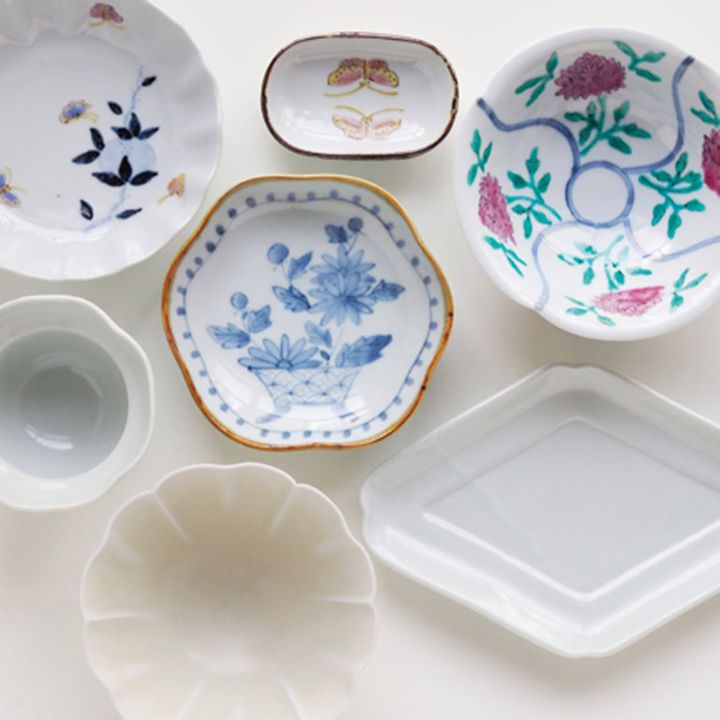 展示スペースでは12月20日（土）〜28日（日）まで土井善男さんの白磁、清水なお子さんの染付や色絵が並ぶ二人展を開催予定。